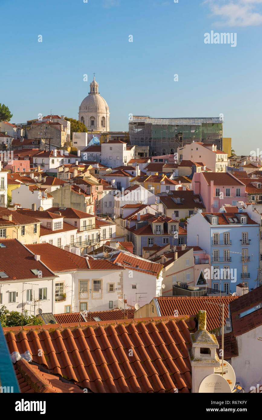 Lissabon, Portugal - November 21, 2018: Alfama, mit den Kirchen von S. Vicente de Fora, S. Engrácia und S. Estêvão, die Stadt und den Tagus Fluss hinter. Stockfoto