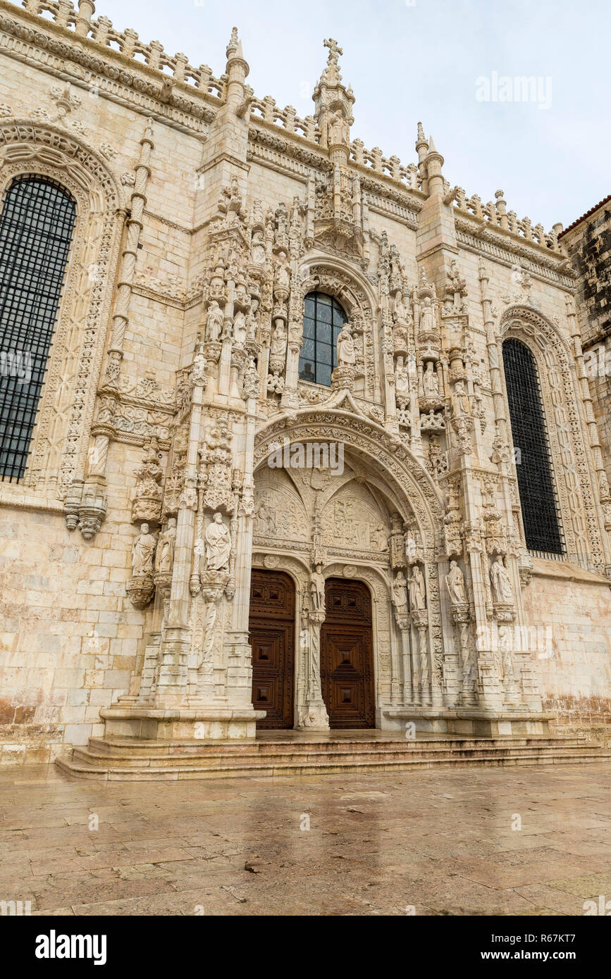 Lissabon, Portugal - 22. NOVEMBER 2018: Das Kloster Jeronimos oder Hieronymites Kloster ist ein ehemaliges Kloster des Ordens des heiligen Hieronymus in der Nähe des Ta Stockfoto