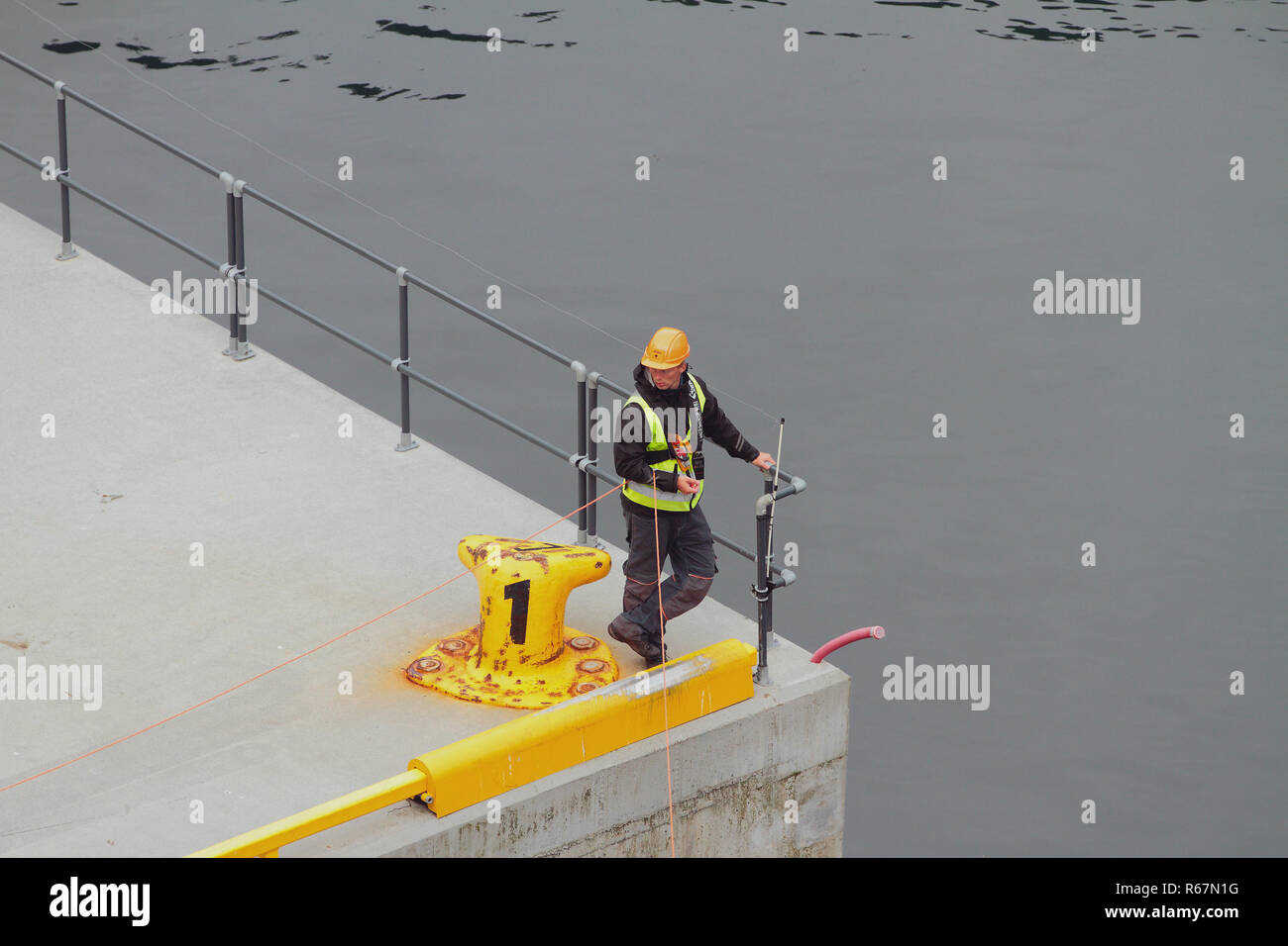 Hellesylt, Norwegen - 09.Juli 2018: Hafen Arbeiter auf Verankerung Stockfoto