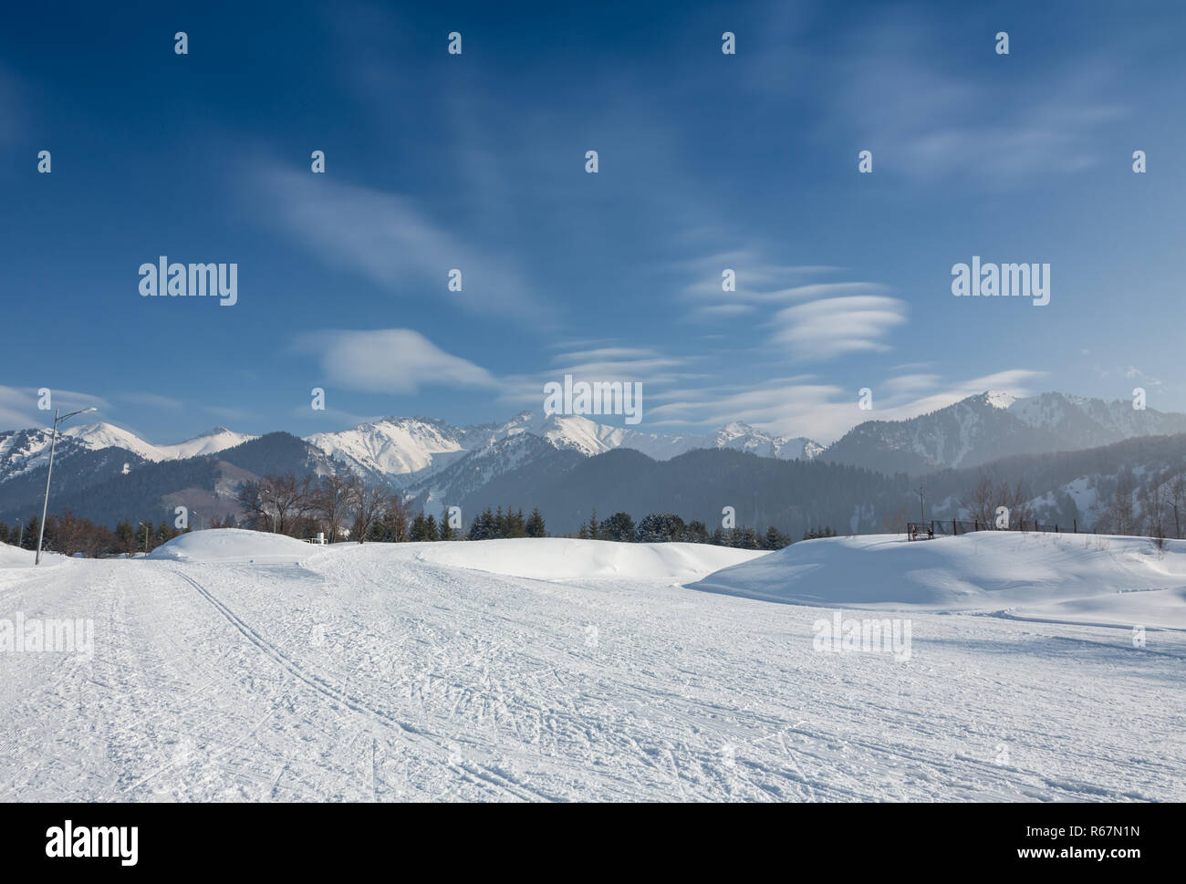 Leere Straße mit riesigen Schnee Banken auf Seiten an trüben Wintertag. Stockfoto