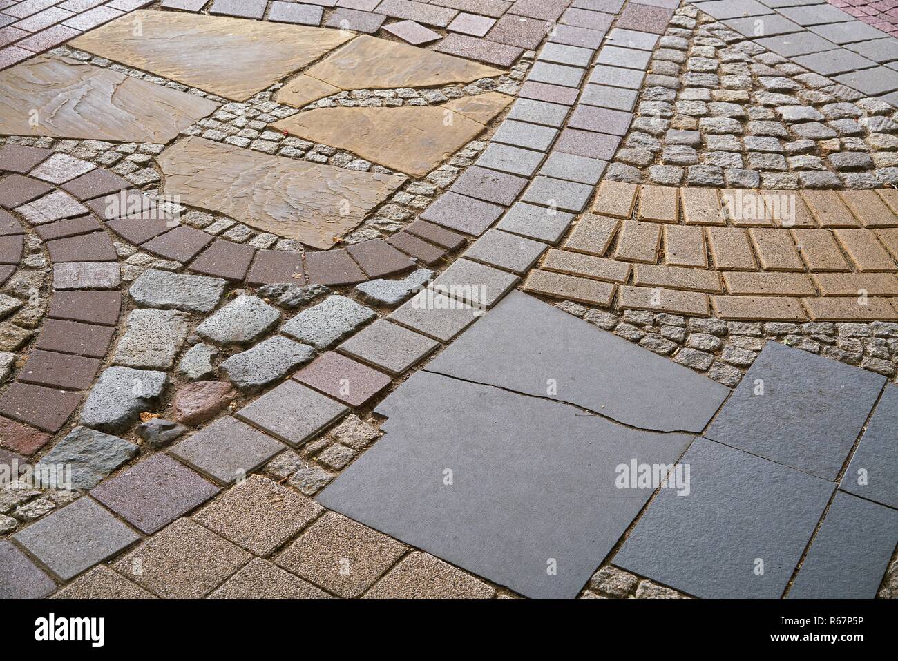 Fußweg aus verschiedenen Materialien in der Innenstadt von Magdeburg. Stockfoto