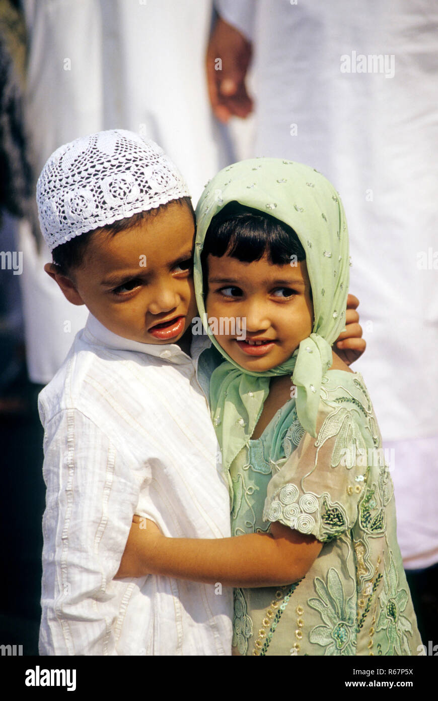 Junge und Mädchen umarmt auf Ramzan Id Anlass, Indien KEINE MR Stockfoto
