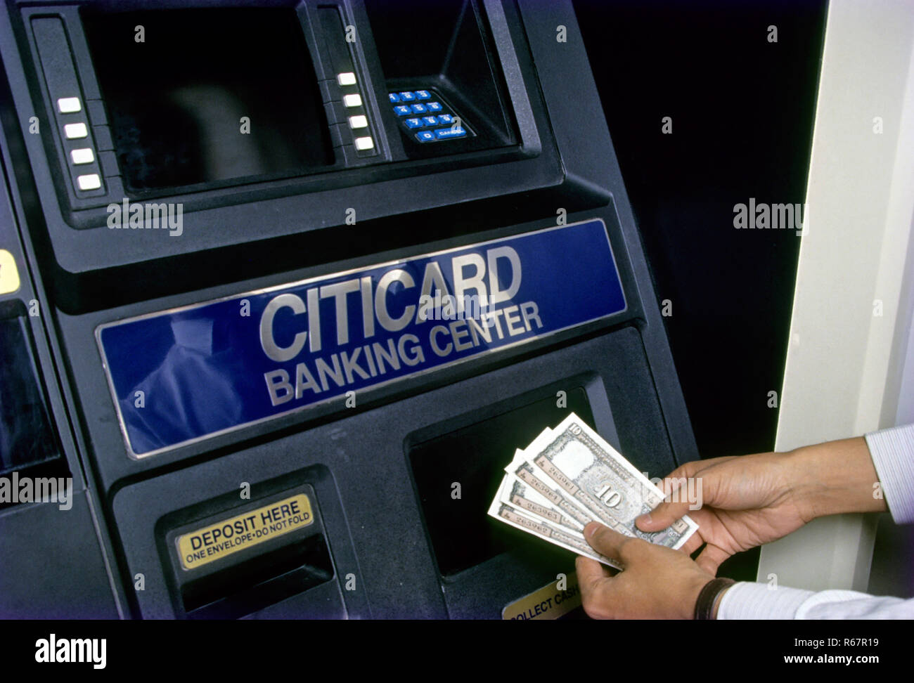 Mann Männer jederzeit Geld Abheben von Geld Systeme (ATM) Maschine Stockfoto