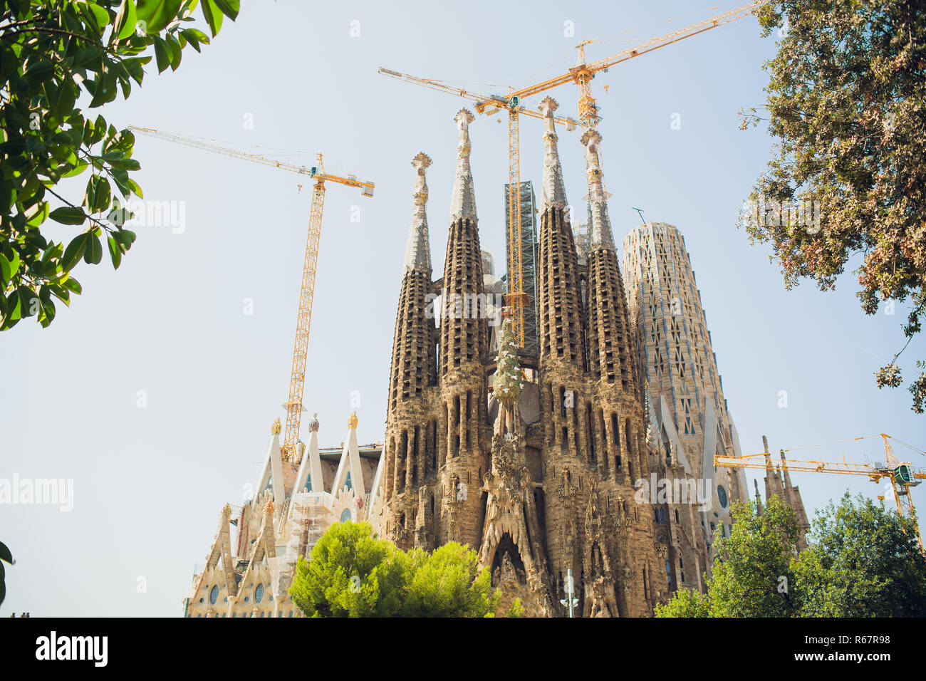 BARCELONA, SPANIEN - 12. JULI 2018: die Kirche La Sagrada Familia Temple Expiatori de la Sagrada Famalia in Barcelona, Spanien. Von Antoni Gaudi, UNESCO-Weltkulturerbe. Stockfoto