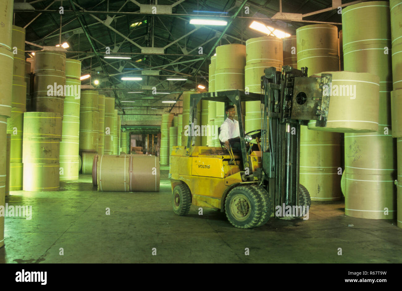 Fertigproduktlager, Papiermühlen, Surat, Gujrat, Indien Stockfoto