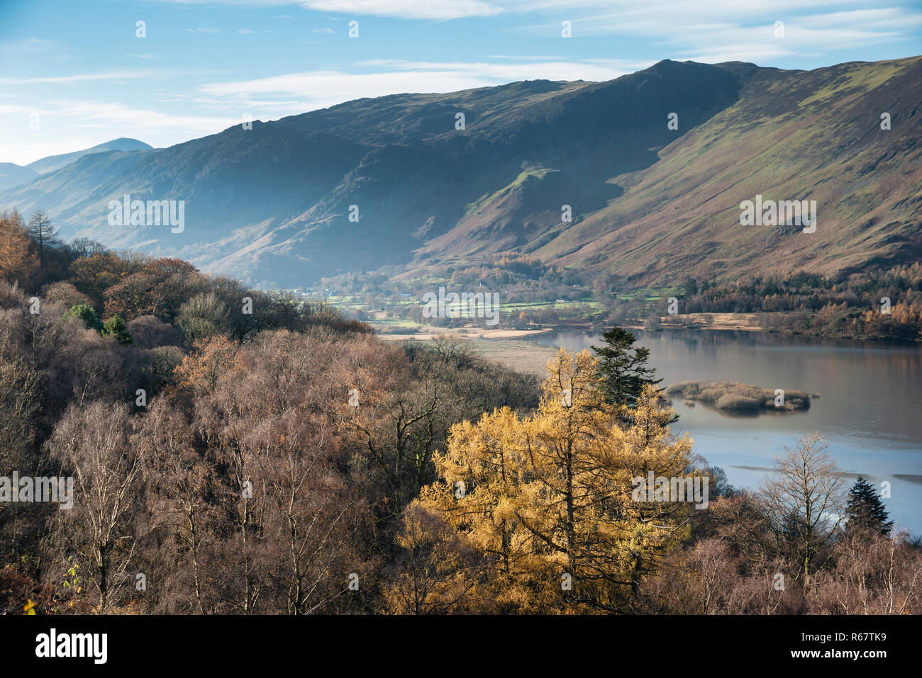 Herbst Landschaft Blick auf Derwentwater in Lake District von Klettern bis zu Walla Crag am frühen Morgen Licht und schöne Herbstfarben Stockfoto