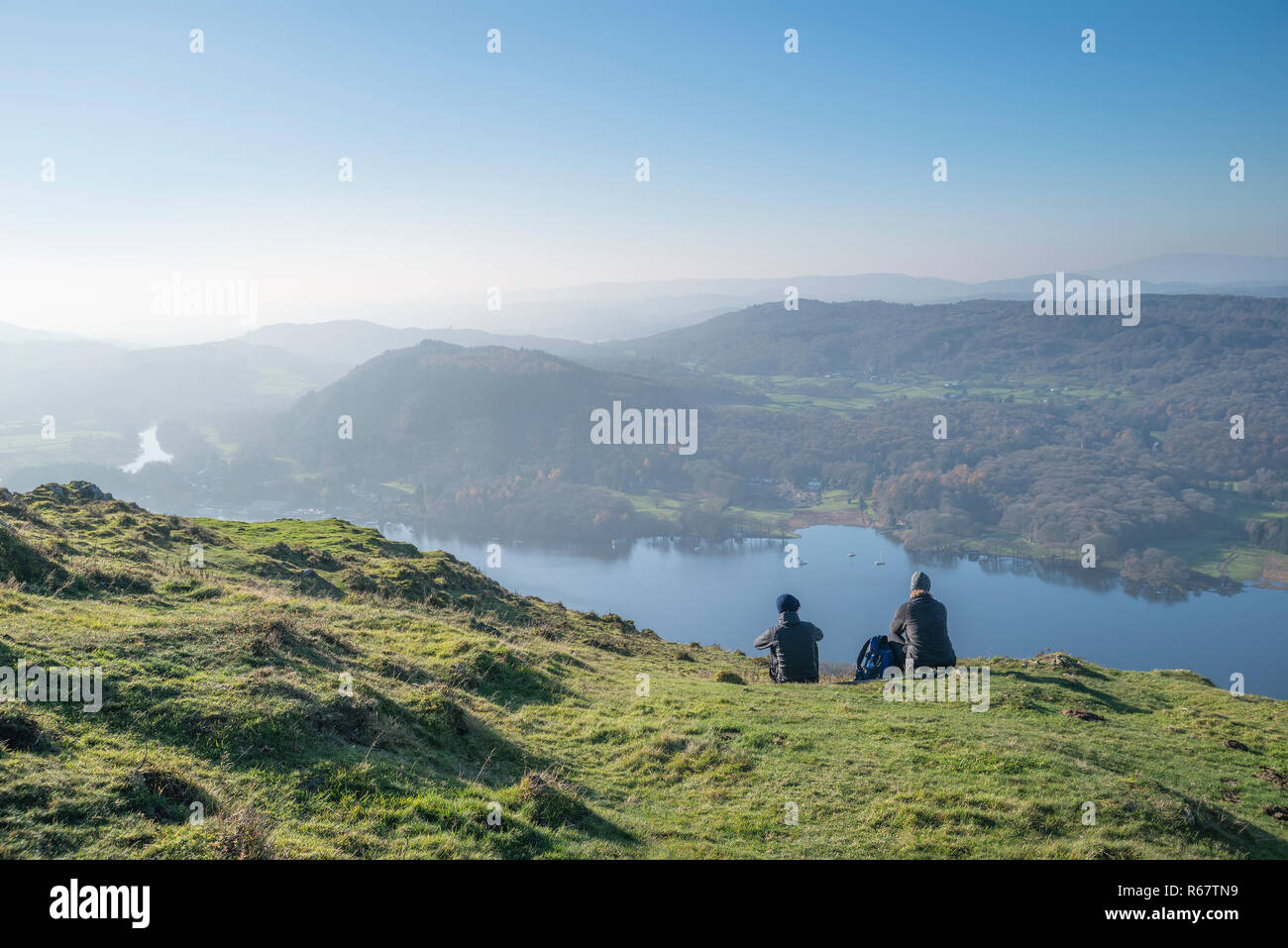 Wanderer, bewundern die schöne Herbst Farben Blick von oben Gummers wie im Lake District mit schönen weichen diesigen Licht über dem moun Stockfoto