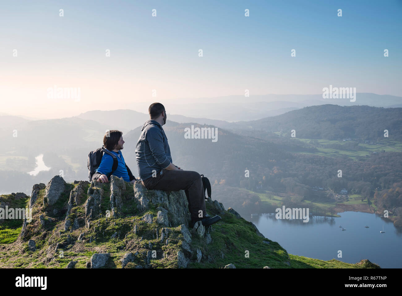 Wanderer, bewundern die schöne Herbst Farben Blick von oben Gummers wie im Lake District mit schönen weichen diesigen Licht über dem moun Stockfoto
