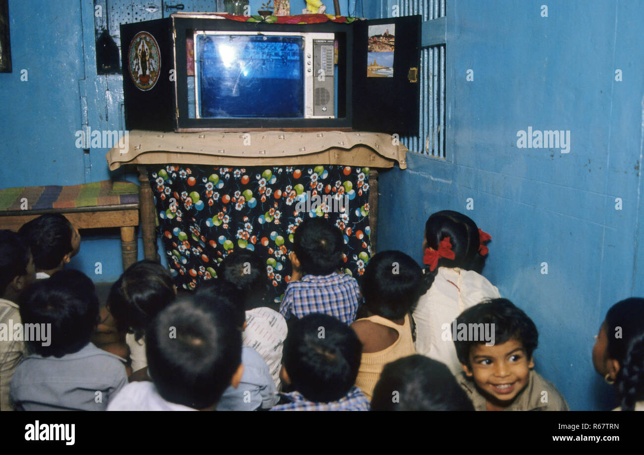 Kinder vor dem Fernseher Stockfoto