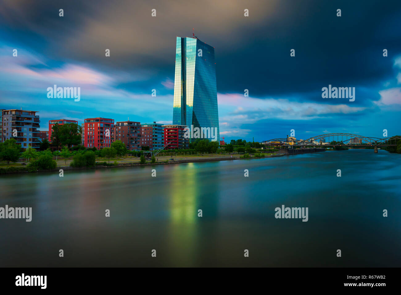Europäische Zentralbank, EZB. am Main, bewölkter Himmel bei Dämmerung, Frankfurt am Main, Hessen, Deutschland Stockfoto