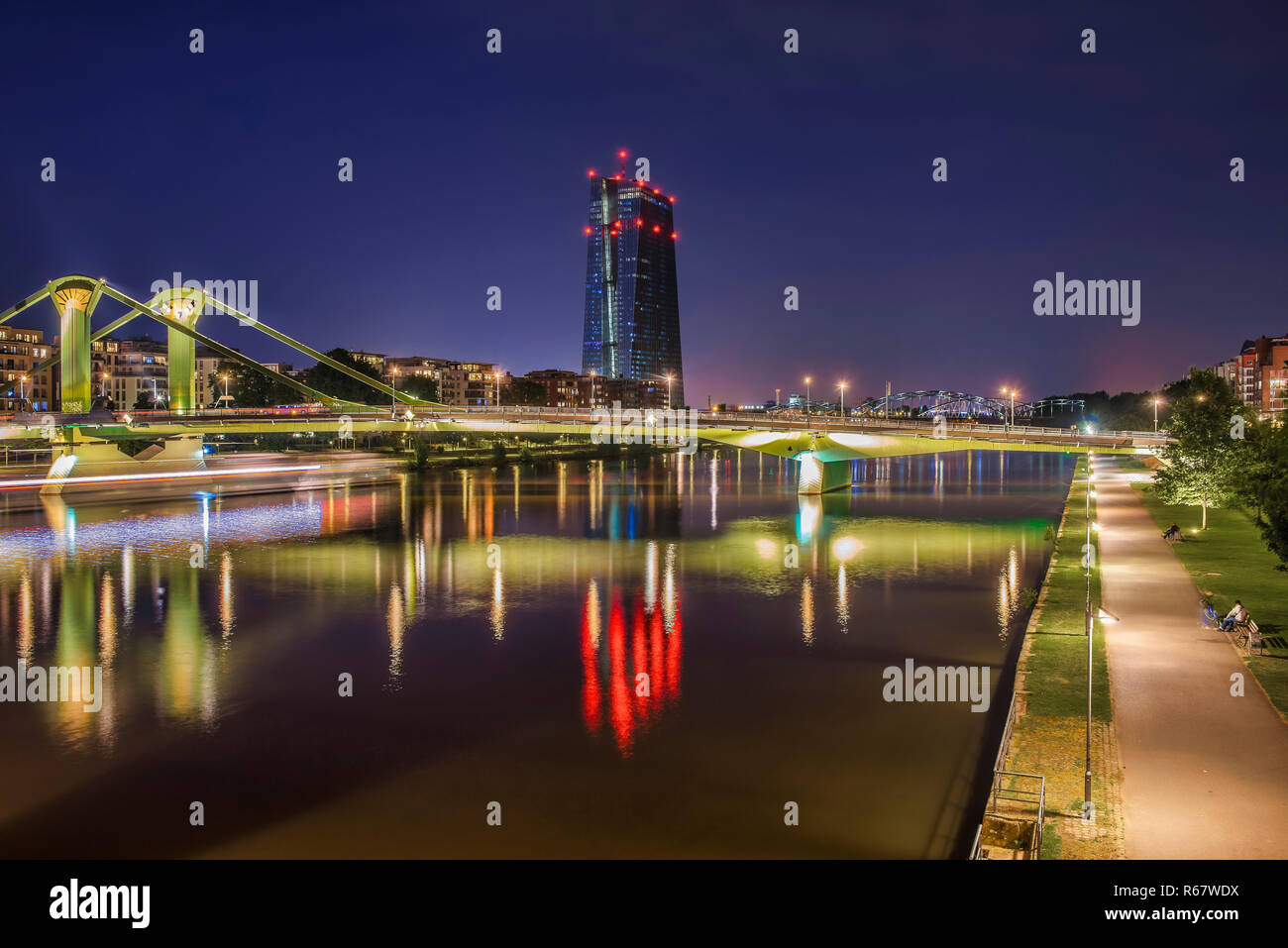 Europäische Zentralbank, EZB vor der beleuchteten Skyline, Osthafenbrücke, Dämmerung, Frankfurt am Main, Hessen, Deutschland Stockfoto