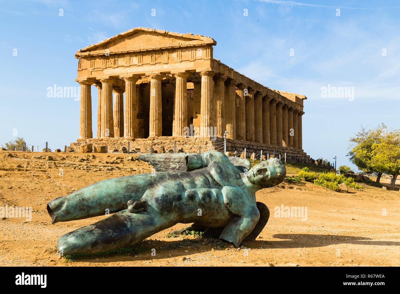 Statue von Ikarus und den Tempel der Concordia, Valle dei Templi, Agrigento, Sizilien, Italien Stockfoto