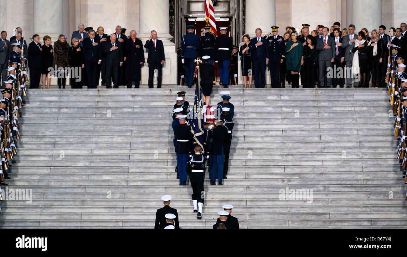 Die Schatulle, die ehemaligen Präsidenten George Herbert Walker Bush wird durchgeführt, um die Schritte des US Capitol in Washington, Montag, November 3, 2018. Präsident Bush, der im Alter von 94 gestorben ist, wird im Zustand im Capitol Rotunde liegen, bis Mittwoch Morgen. Quelle: Pool über CNP/MediaPunch Stockfoto