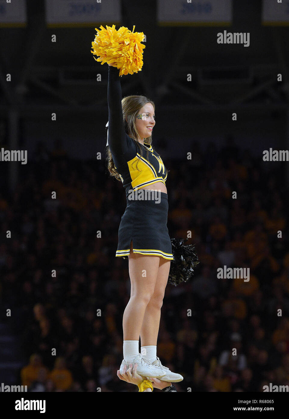 Wichita, Kansas, USA. 01 Dez, 2018. Wichita Zustand Shockers Cheerleadern führen in ein Timeout bei der NCAA Basketball Spiel zwischen der Baylor Bears und die Wichita State Shockers an Charles Koch Arena in Wichita, Kansas. Kendall Shaw/CSM/Alamy leben Nachrichten Stockfoto