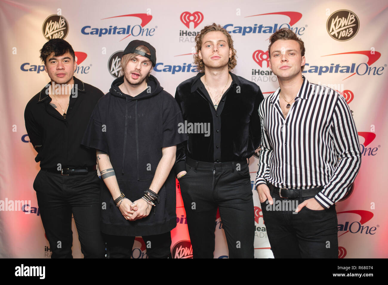 Saint Paul, USA. 03 Dez, 2018. Sänger Lukas Hemmings, Lead Gitarrist Michael Clifford, Bassist Calum Haube, und Drummer Ashton Irwin von 5 Sekunden der Sommer hinter der Bühne auf dem Roten Teppich in der Xcel Energy Center in Saint Paul, Minnesota. Credit: Foto Access/Alamy leben Nachrichten Stockfoto