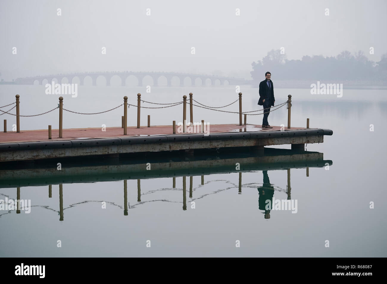 (181204) - Peking, Dez. 4, 2018 (Xinhua) - Carlos-Andres Palma genießt Freizeit im Sommerpalast in Peking, der Hauptstadt von China, Dez. 2, 2018. Carlos-Andres Palma, geboren 1982, kam aus Deutschland nach China im Jahr 2017 als Professor für Physik der molekularen Architektur und Schnittstellen am Institut für Physik der Chinesischen Akademie der Wissenschaften zu arbeiten. Der Grund dafür, dass er nach China kam, weil die Öffnung China Chancen für junge Wissenschaftler wie ihn zu folgen und neuesten wissenschaftlichen Errungenschaften der Welt studieren und erweitern Forschungsgebiete bieten kann, Carlos-Andres Palma sagte. Stockfoto