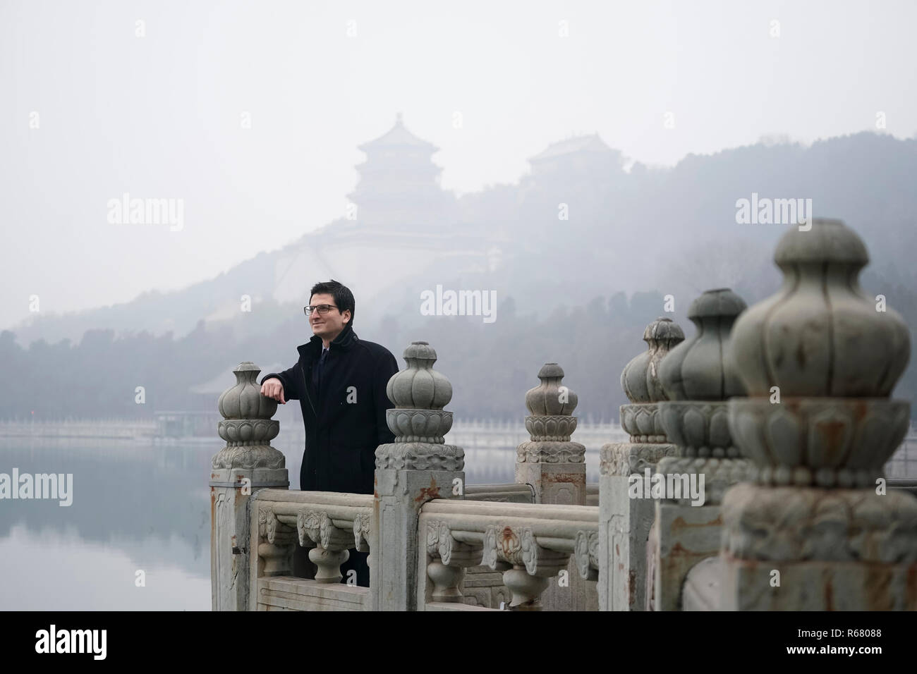 (181204) - Peking, Dez. 4, 2018 (Xinhua) - Carlos-Andres Palma genießt Freizeit im Sommerpalast in Peking, der Hauptstadt von China, Dez. 2, 2018. Carlos-Andres Palma, geboren 1982, kam aus Deutschland nach China im Jahr 2017 als Professor für Physik der molekularen Architektur und Schnittstellen am Institut für Physik der Chinesischen Akademie der Wissenschaften zu arbeiten. Der Grund dafür, dass er nach China kam, weil die Öffnung China Chancen für junge Wissenschaftler wie ihn zu folgen und neuesten wissenschaftlichen Errungenschaften der Welt studieren und erweitern Forschungsgebiete bieten kann, Carlos-Andres Palma sagte. Stockfoto