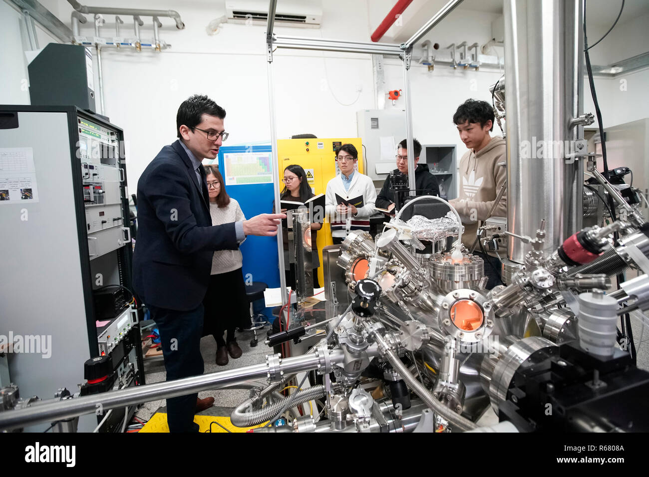 (181204) - Peking, Dez. 4, 2018 (Xinhua) - Carlos-Andres Palma (1. L) arbeitet in einem Labor mit Teammitgliedern in Peking, der Hauptstadt von China, Nov. 29, 2018. Carlos-Andres Palma, geboren 1982, kam aus Deutschland nach China im Jahr 2017 als Professor für Physik der molekularen Architektur und Schnittstellen am Institut für Physik der Chinesischen Akademie der Wissenschaften zu arbeiten. Der Grund dafür, dass er nach China kam, weil die Öffnung China Chancen für junge Wissenschaftler wie ihn zu folgen und neuesten wissenschaftlichen Errungenschaften der Welt studieren und erweitern Forschungsgebiete bieten kann, Carlos-Andres Palma sagte. Stockfoto