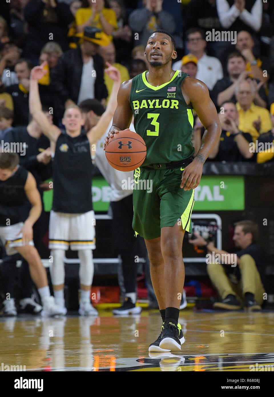 Wichita, Kansas, USA. 01 Dez, 2018. Baylor Bears guard König McClure (3) übernimmt den Ball während der NCAA Basketball Spiel zwischen der Baylor Bears und die Wichita State Shockers an Charles Koch Arena in Wichita, Kansas. Kendall Shaw/CSM/Alamy leben Nachrichten Stockfoto