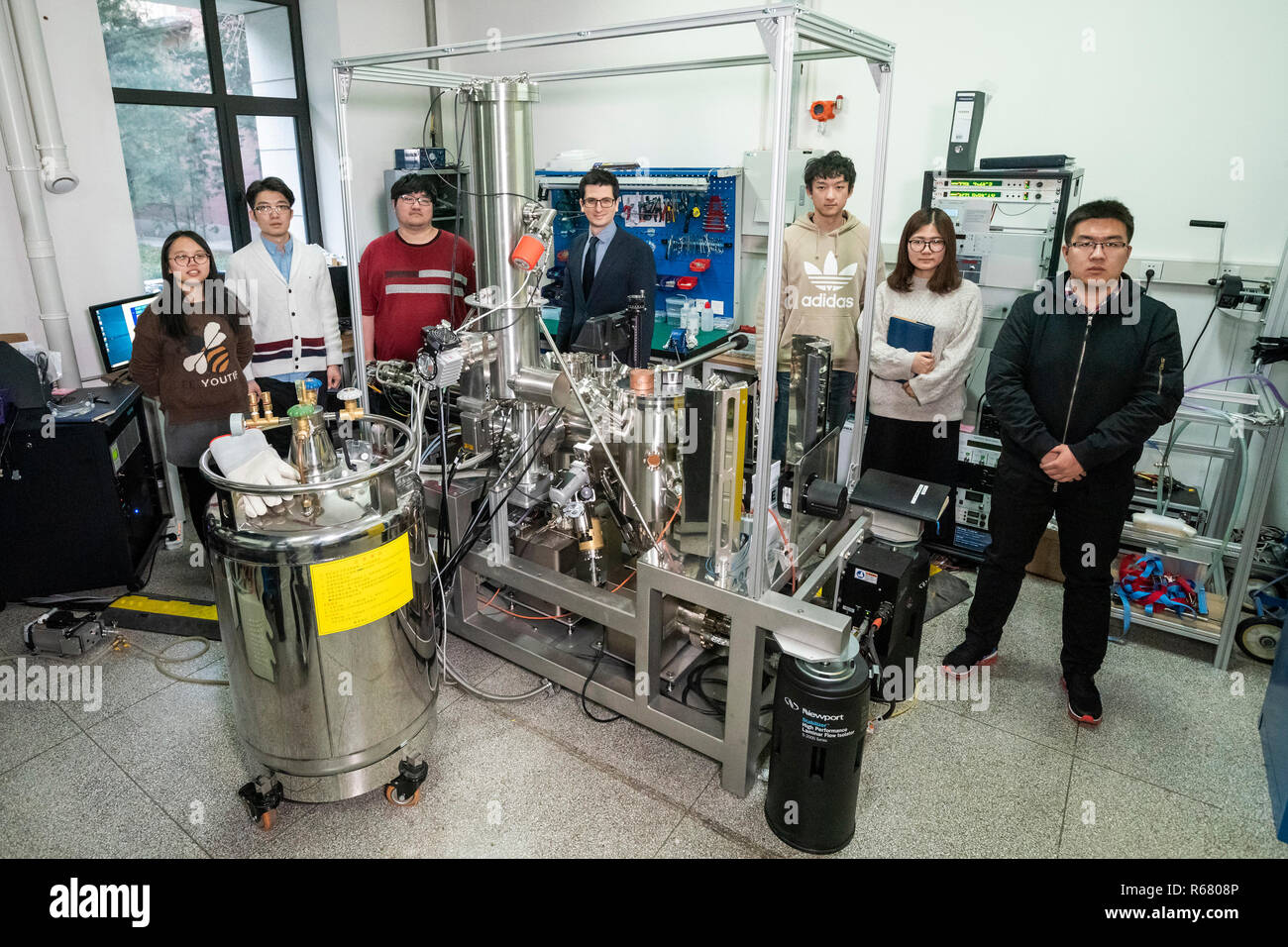 (181204) - Peking, Dez. 4, 2018 (Xinhua) - Carlos-Andres Palma (C) und Forschung Team Mitglieder in einem Labor in Peking gesehen werden, der Hauptstadt von China, Nov. 29, 2018. Carlos-Andres Palma, geboren 1982, kam aus Deutschland nach China im Jahr 2017 als Professor für Physik der molekularen Architektur und Schnittstellen am Institut für Physik der Chinesischen Akademie der Wissenschaften zu arbeiten. Der Grund dafür, dass er nach China kam, weil die Öffnung China Chancen für junge Wissenschaftler wie ihn zu folgen und neuesten wissenschaftlichen Errungenschaften der Welt studieren und erweitern Forschungsgebiete bieten kann, Carlos-Andres Palma Stockfoto