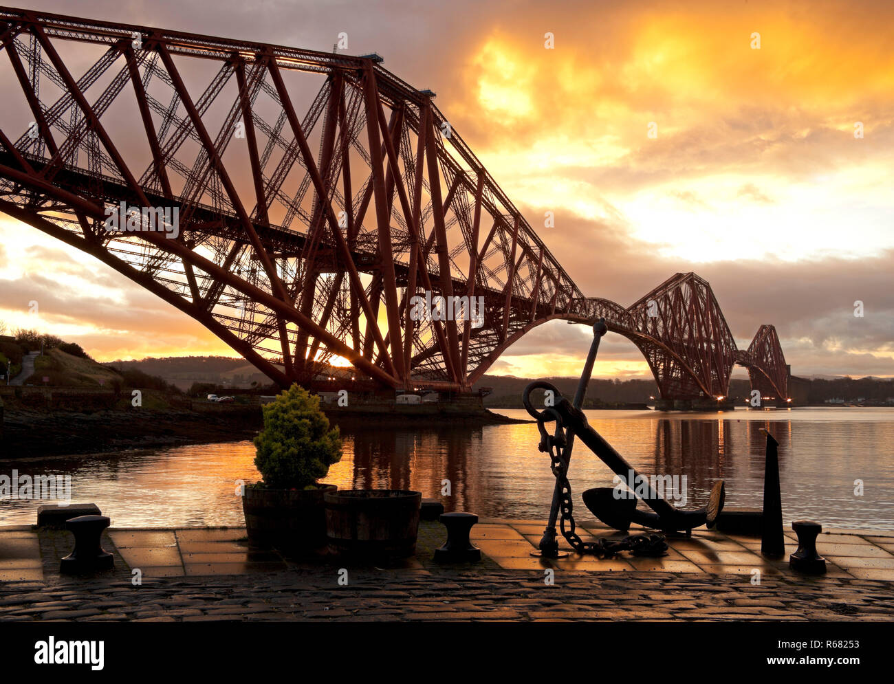 Forth Rail Bridge, North Queensferry, Fife, Schottland, Großbritannien. 4. Dez, 2018. Wetter, Blick auf South Queensferry eine dramatische Bunte sunrise Stockfoto
