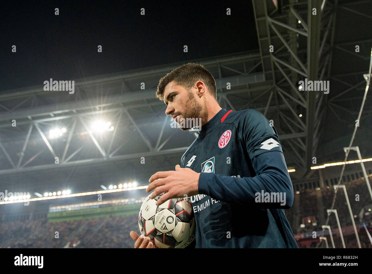 Aaron CARICOL (MZ) hält den Ball in den ball, Fußball 1. Fussballbundesliga, 13. Spieltag Fortuna Düsseldorf (D) - FSV FSV FSV Mainz 05 (MZ) 0:1, am 30.11.2018 in Düsseldorf/Deutschland. ##DFL-Bestimmungen verbieten die Verwendung von Fotografien als Bildsequenzen und/oder quasi-Video## | Verwendung weltweit Stockfoto