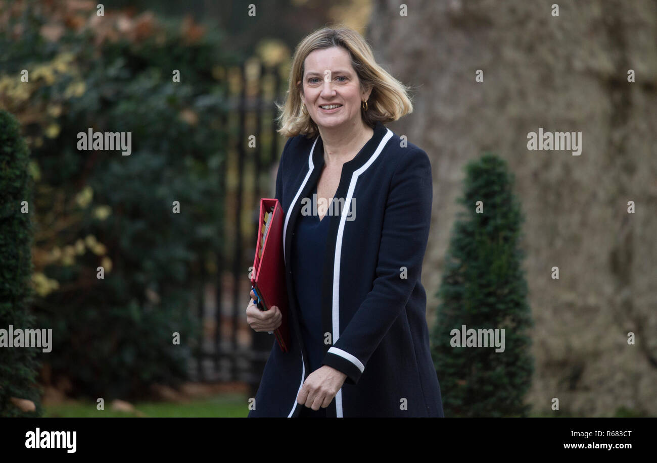 Downing Street, London, UK. Vom 4. Dezember 2018. Amber Rudd, Minister für Arbeit und Altersversorgung, in Downing Street für die wöchentliche Kabinettssitzung. Credit: Malcolm Park/Alamy Leben Nachrichten. Stockfoto