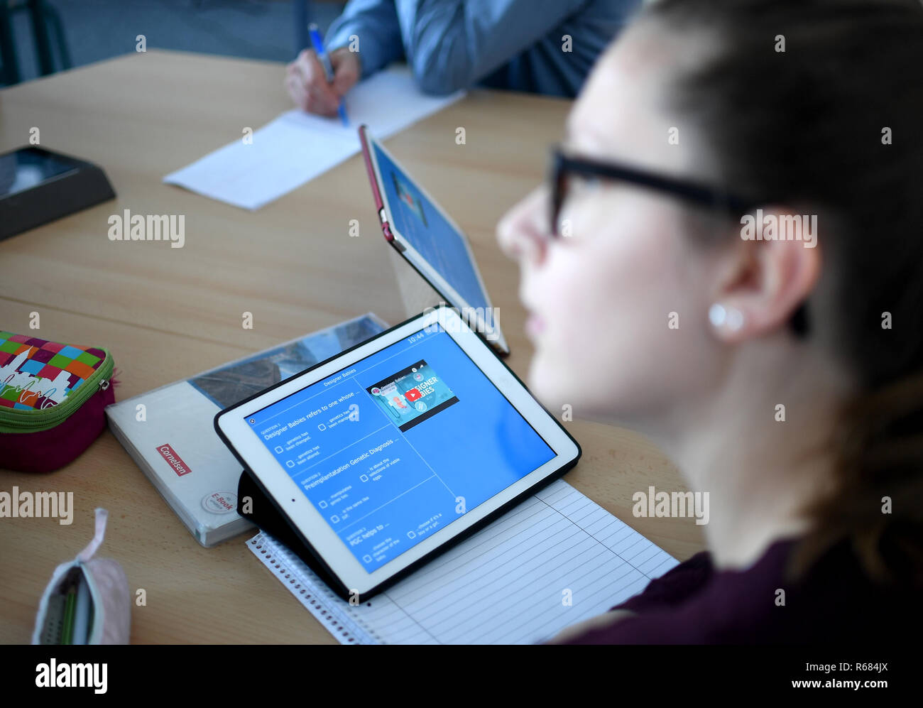28. November 2018, Berlin, Neustrelitz: ein Schüler am Carolinum Gymnasium arbeitet mit einem iPad in der englischen Kategorie. Foto: Britta Pedersen/dpa-Zentralbild/ZB Stockfoto