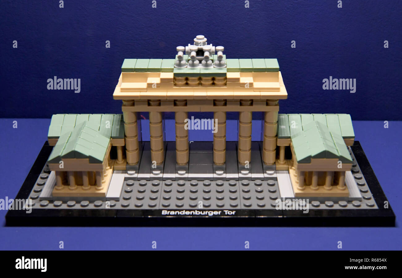 04 Dezember 2018, Niedersachsen, Celle: Das Brandenburger Tor, der Lego  Steine, ist im Bomann-museum in Celle vorgestellt. Rund tausend Modelle  haben bis auf über 500 Quadratmetern Ausstellungsfläche eingerichtet  worden. Die Werke stammen
