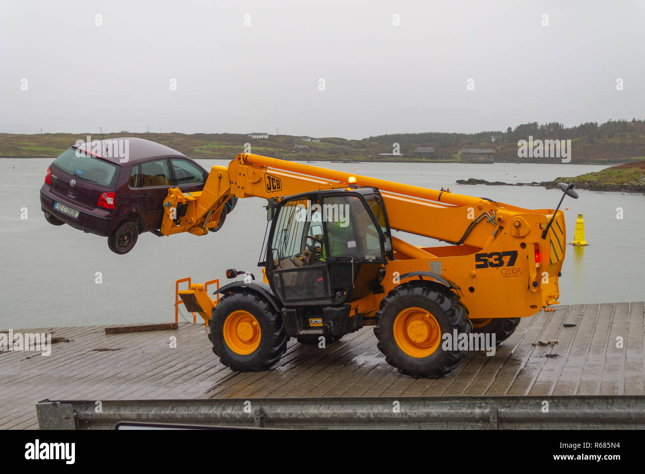 Baltimore, West Cork, Irland, 04. Dezember 2018. Baltimore slip war der Landeplatz für die jährliche Auto Ausbau von Cape Clear Island heute. Die MV Sabrina eine Ex-British Royal Navy Landing Craft voller Wracks von der Insel für das Recycling. Die Autos sind von der Insel gelöscht, da sie entweder kaputt sind oder Unfallschäden Fahrzeuge, die nicht wert sind, wieder auf dem Festland zu der Zeit. Credit: aphperspective/Alamy leben Nachrichten Stockfoto