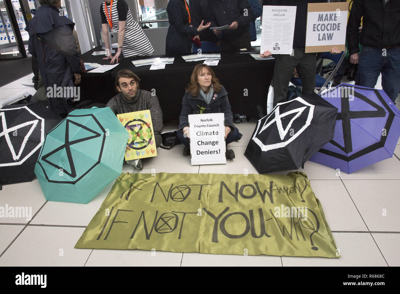 Forum Norwich, Norfolk, Großbritannien. 4. Dez 2018. Aussterben Rebellion in der Norwich Forum. Credit: Victor de Schwanberg/Alamy leben Nachrichten Stockfoto