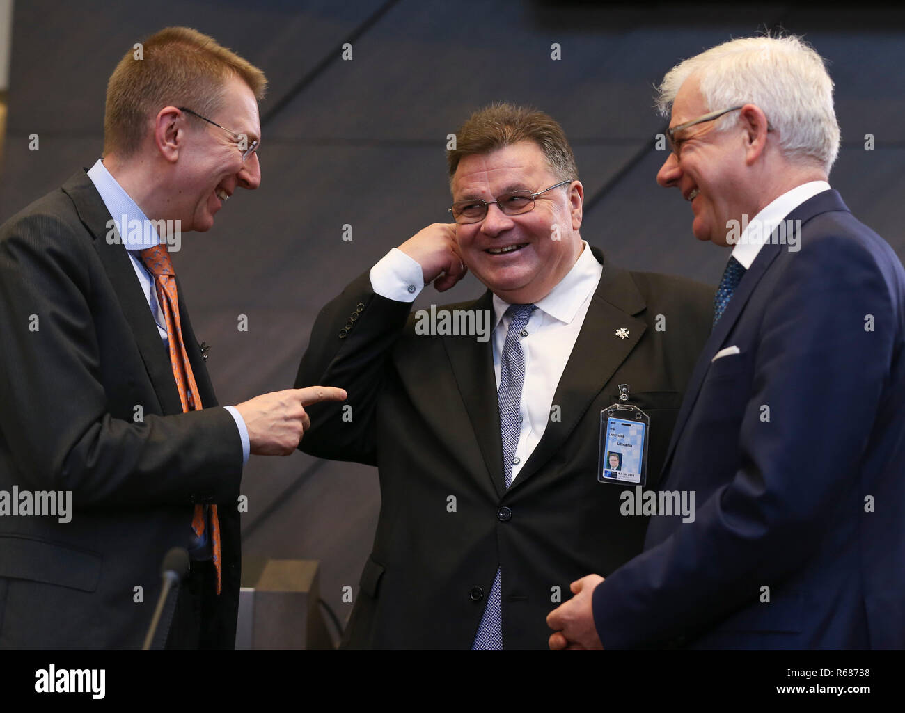 Brüssel, Belgien. 4. Dez, 2018. Lettische Außenministerin Edgars Rinkevics, der litauische Außenminister Linas Linkevicius und polnische Außenminister Jacek Czaputowicz (von L nach R) sprechen, die während einer Sitzung der Konferenz der NATO-Außenminister mit ihren Georgischen und ukrainischen Amtskollegen in Brüssel, Belgien, Dez. 4, 2018. Credit: Ihr Pingfan/Xinhua/Alamy leben Nachrichten Stockfoto