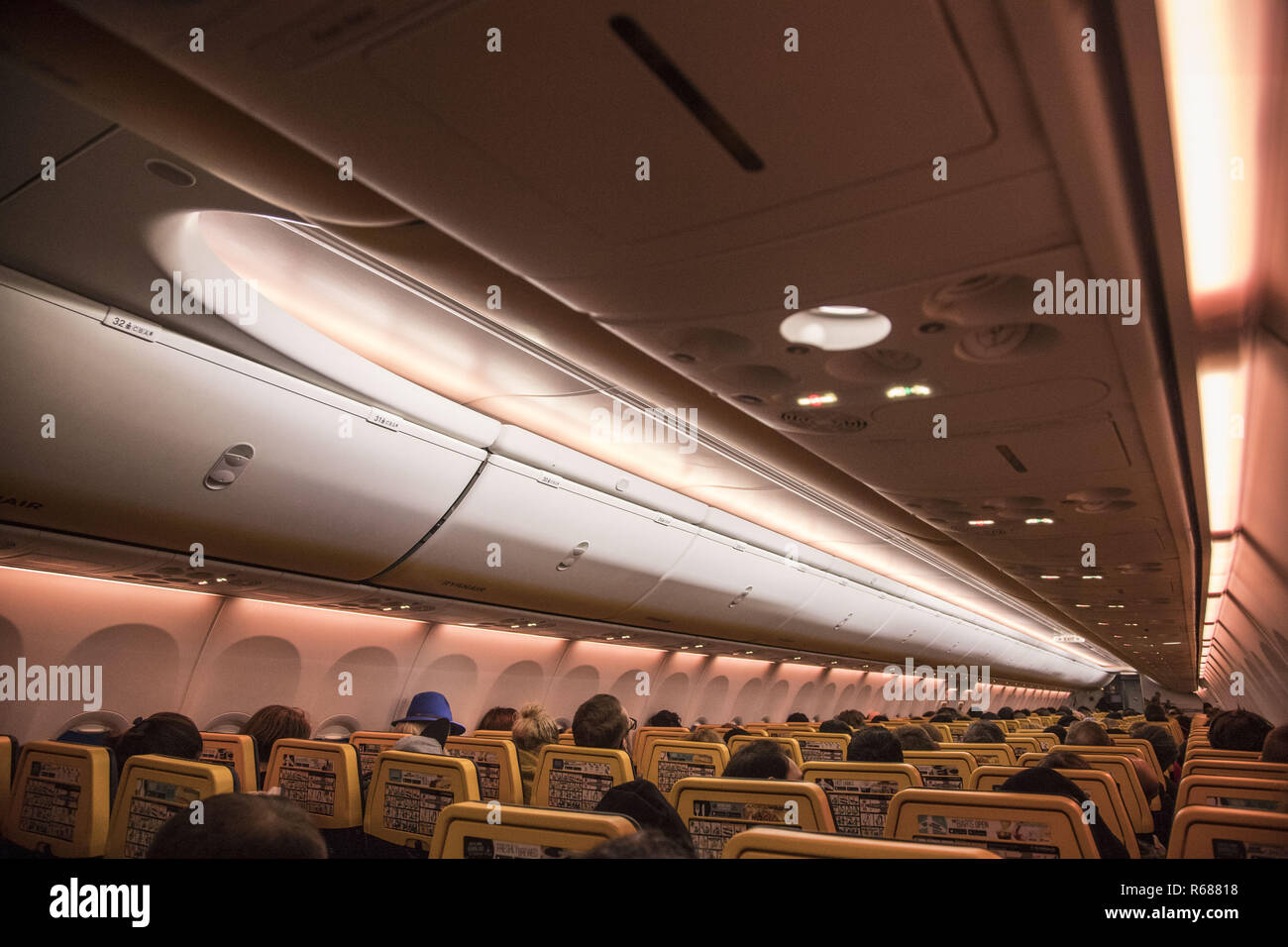 Vereinigtes Königreich. 1. Dez, 2018. Die neue Boeing Sky Innenkabine von Ryanair. Das Flugzeug ist ein Boeing 737-800 speziell eine Boeing 737 Next Gen oder 737-8 ALS (WL) mit Registration EI-Fzl. Ryanair ist eine low cost carrier in Dublin, Irland. Credit: Nicolas Economou/SOPA Images/ZUMA Draht/Alamy leben Nachrichten Stockfoto