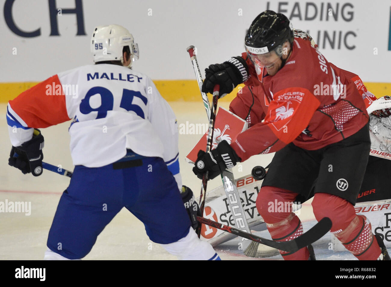 Brünn, Tschechien. 04 Dez, 2018. Von ALEXANDRE MALLET von Brünn und Jonathan Frolunda SIGALET der Inder in Aktion während der Ice Hockey Champions' League Playoff Viertelfinale Spiel öffnen Links: kometa Brünn vs Frolunda Inder in Brünn, Tschechien, 4. Dezember 2018. Credit: Vaclav Salek/CTK Photo/Alamy leben Nachrichten Stockfoto