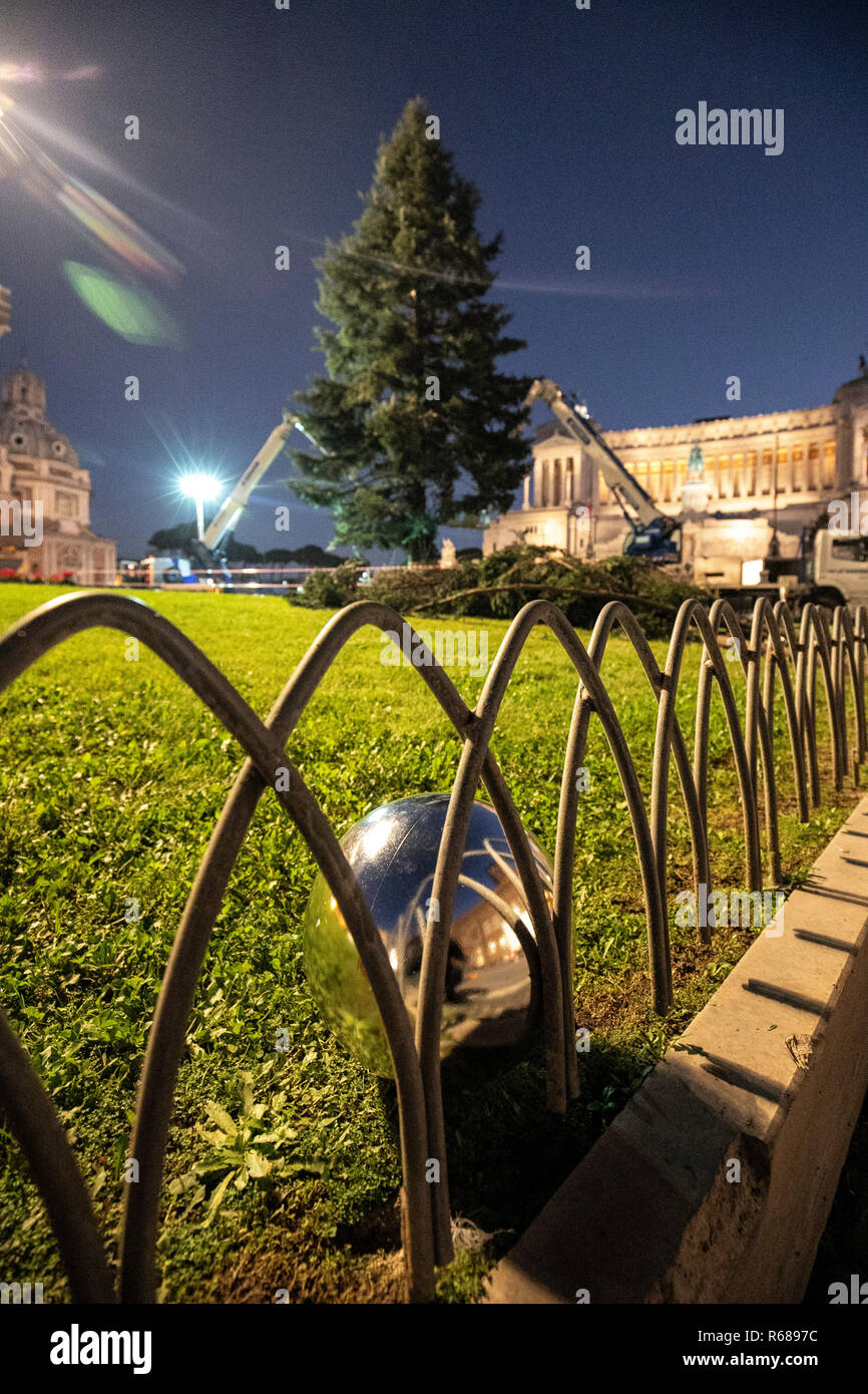 Foto Carlo Lannutti/LaPresse 04 - 12 - 2018 Roma, Italia Cronaca. Albero Netflix piazza Venezia. Gli ultimi ritocchi pro completare l'innesto dei Rami Nella Foto: Le probabili Palle Di Natale che dovranno addobbare l'Albero Di Netflix Stockfoto