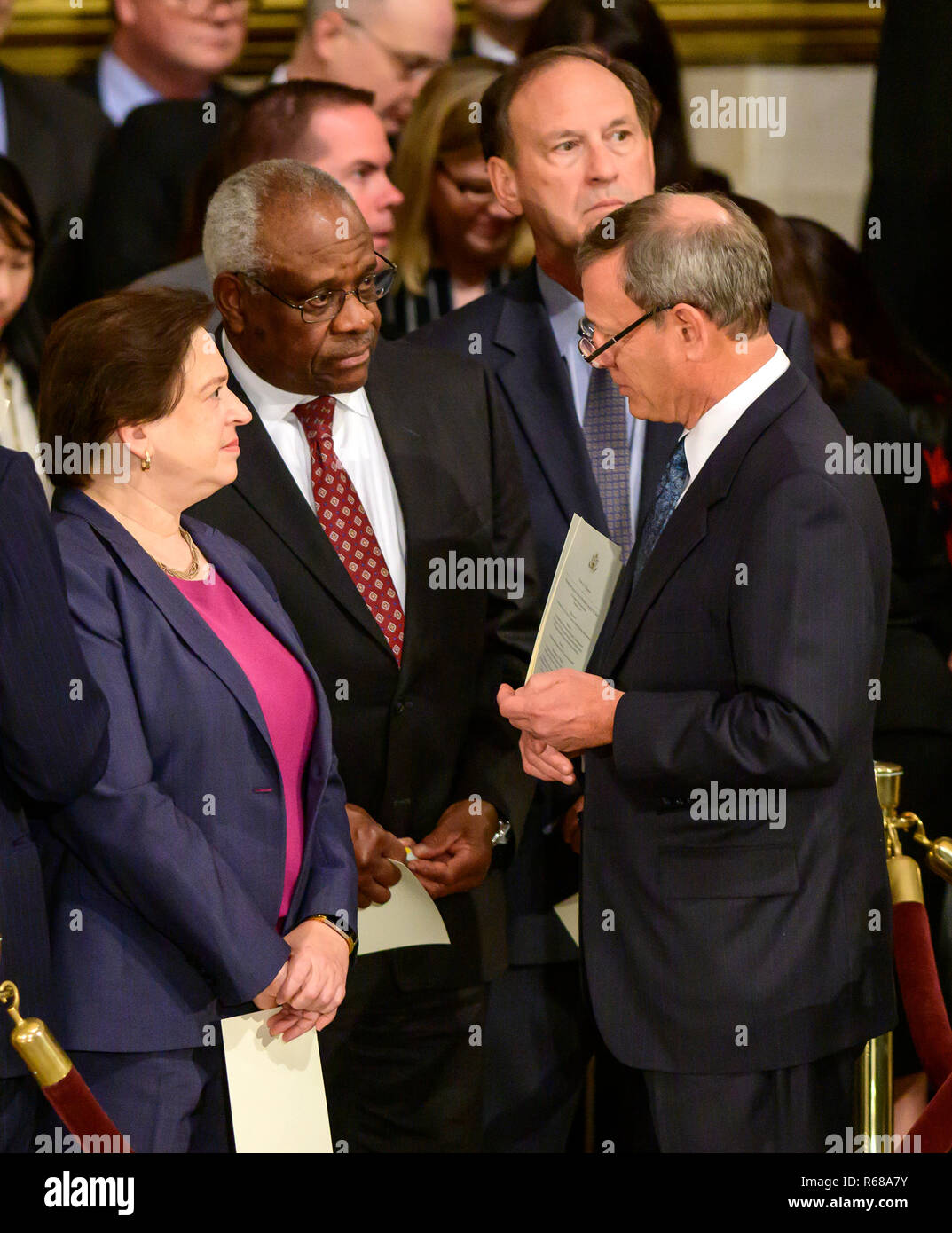 Des Obersten Gerichtshofs der Vereinigten Staaten John G. Roberts, Jr., rechts, spricht mit, von links, Associate des Obersten Gerichtshofes Elena Kagan, Associate des Obersten Gerichtshofes Clarence Thomas und zum Zuordnen des Obersten Gerichtshof Samuel Alito A., Jr. vor der Zeremonie zu Ehren der ehemaligen Präsidenten der Vereinigten Staaten George H.W. Bush, der Lüge in der Rotunde des US Capitol wird am Montag, 3. Dezember 2018. Credit: Ron Sachs/CNP (Einschränkung: Keine New York oder New Jersey Zeitungen oder Zeitschriften innerhalb eines 75-Meilen-Radius von New York City) | Verwendung weltweit Stockfoto