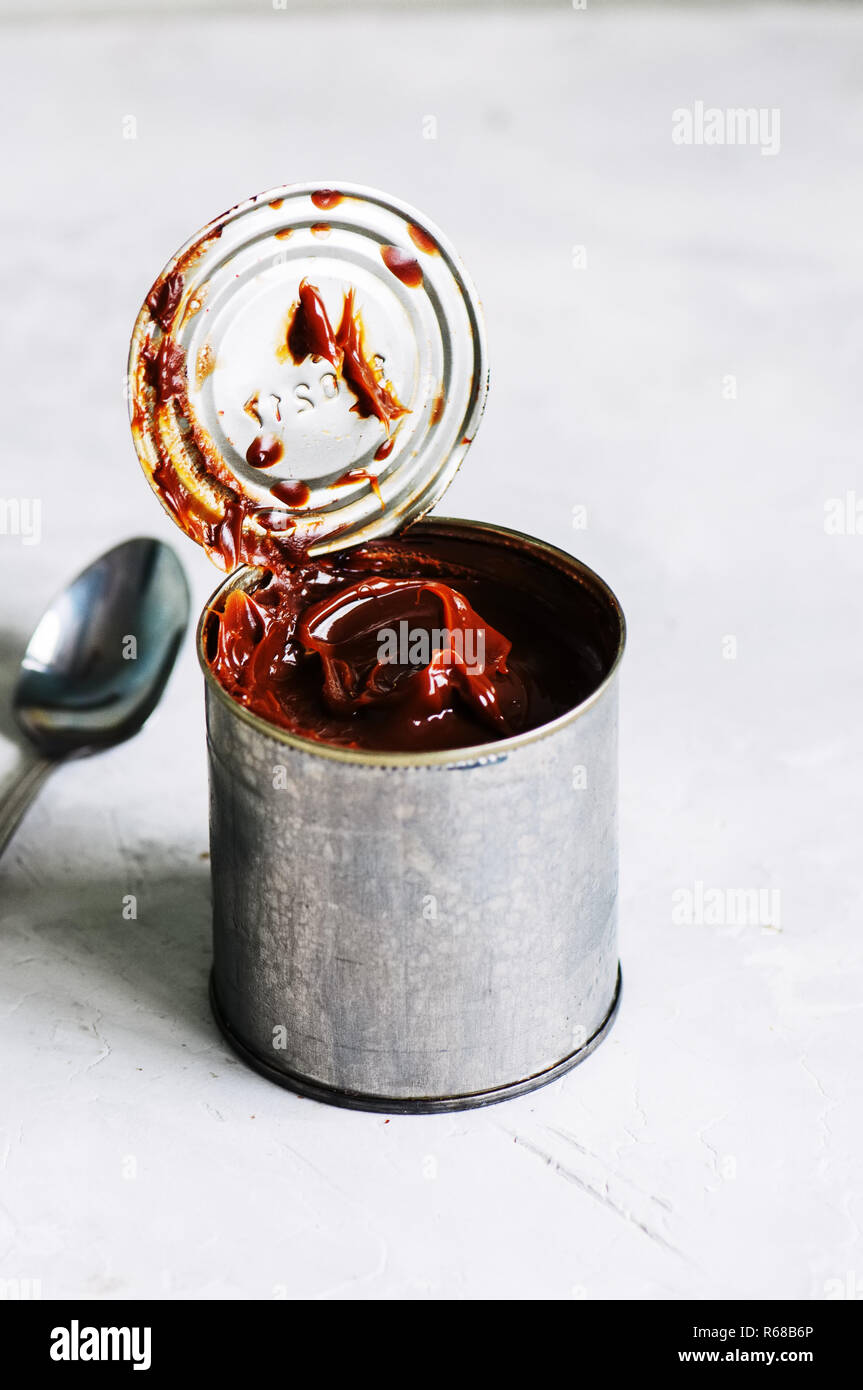 In der Nähe von dulce de leche Karamell in der Dose. Stockfoto