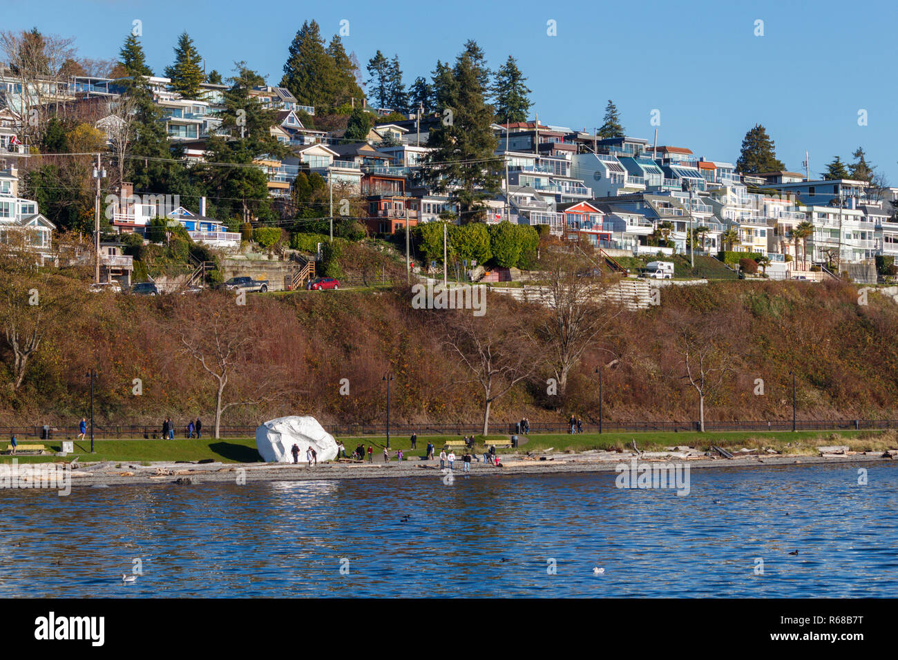 White Rock, Kanada - ca. 2018, Häuser am Meer Stockfoto