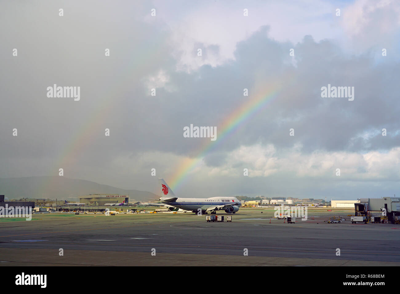 SAN FRANCISCO, Ca-29 Nov 2018 - Blick auf einen Regenbogen über der Boeing 747 Flugzeug von Air China (CA) am Flughafen San Francisco International (SFO). Stockfoto