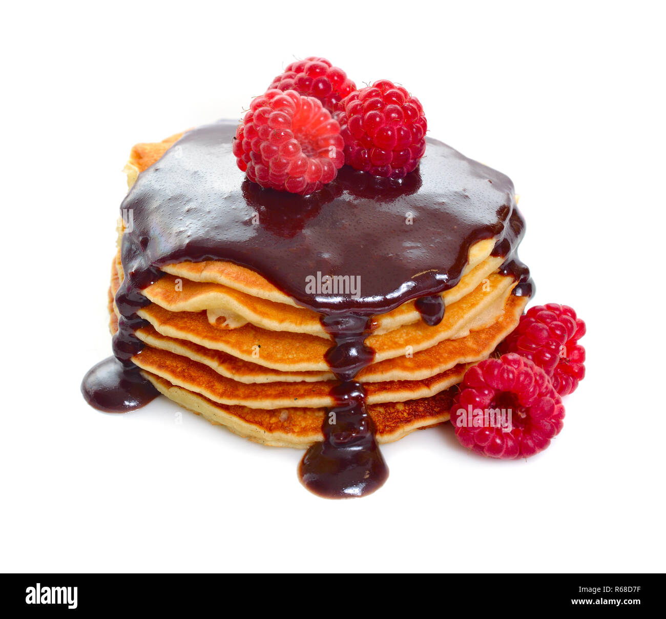 Pfannkuchen mit Himbeeren und Schokoladensauce. Auf weissem Hintergrund. Stockfoto