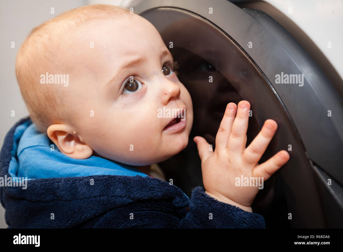 Anhören der Waschmaschine Stockfoto