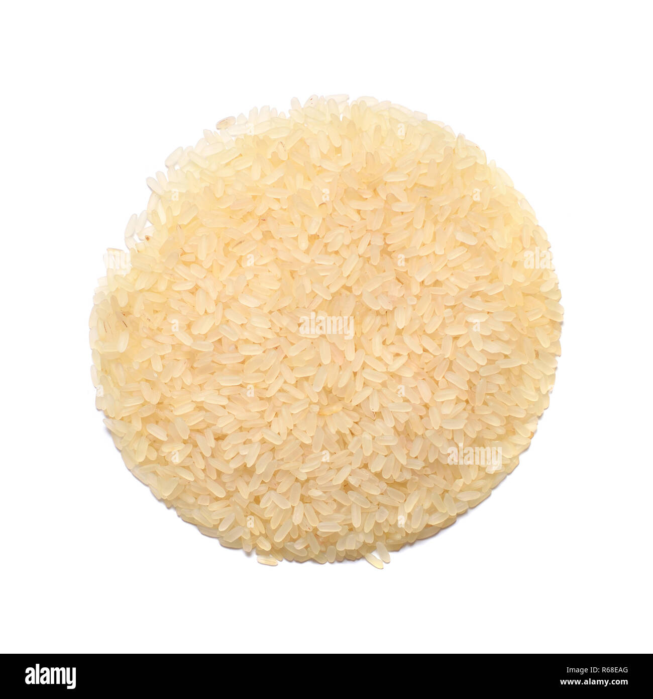 Parboiled Reis auf weißem Hintergrund. Ansicht von oben. Stockfoto