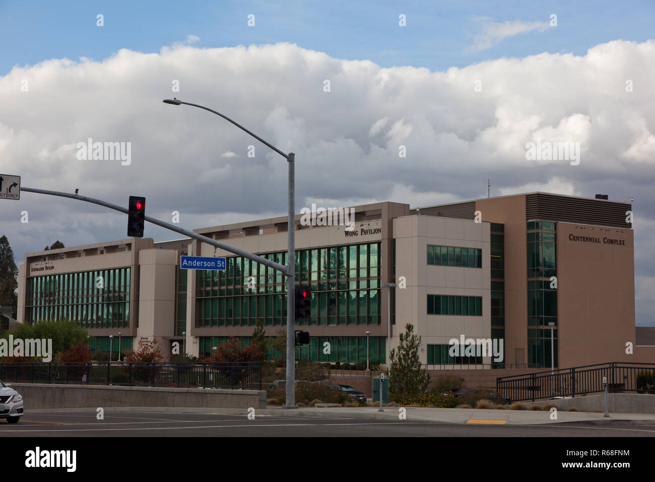 Auf der Suche über die Straße an der Hundertjährigen in der Loma Linda Universität in Kalifornien Komplex Stockfoto