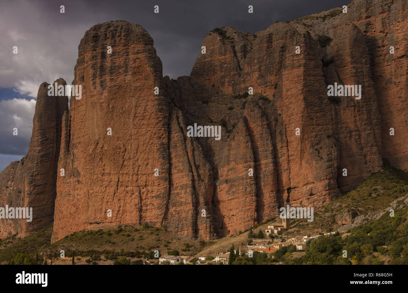 Das Konglomerat Pinnacles und Klippen der de Riglos Mallos, überragt Riglos Dorf und Kirche, Aragon, Spanien. Stockfoto