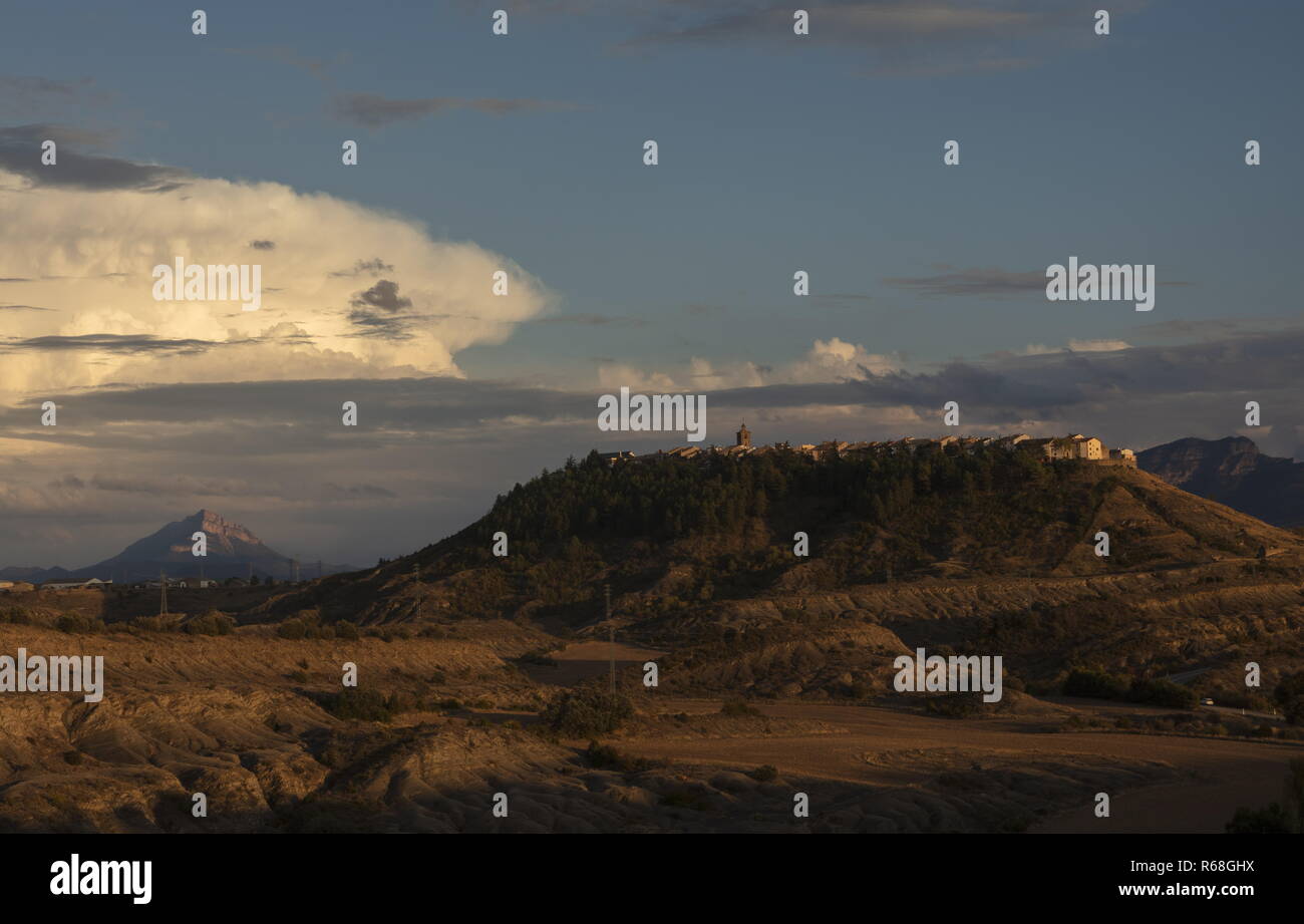 Berdun Bergdorf am Abend, unter erodiert Badlands im sirop Tal in der unteren Spanischen Pyrenäen, Aragon, Spanien. Stockfoto