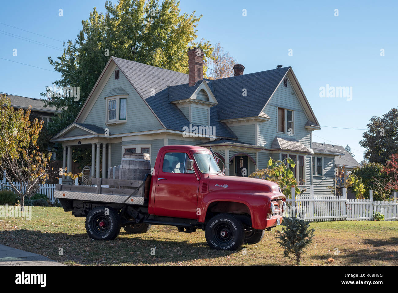 Alter Ford Tieflader vor einem Haus in Ritzville, Washington. Stockfoto