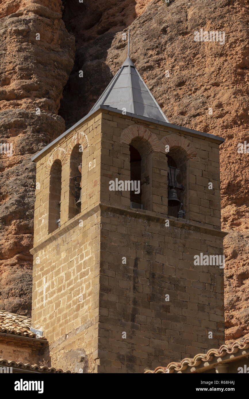Kirche in Riglos mit den Klippen der Riglos Mallos de hinter, Aragon, Spanien. Stockfoto
