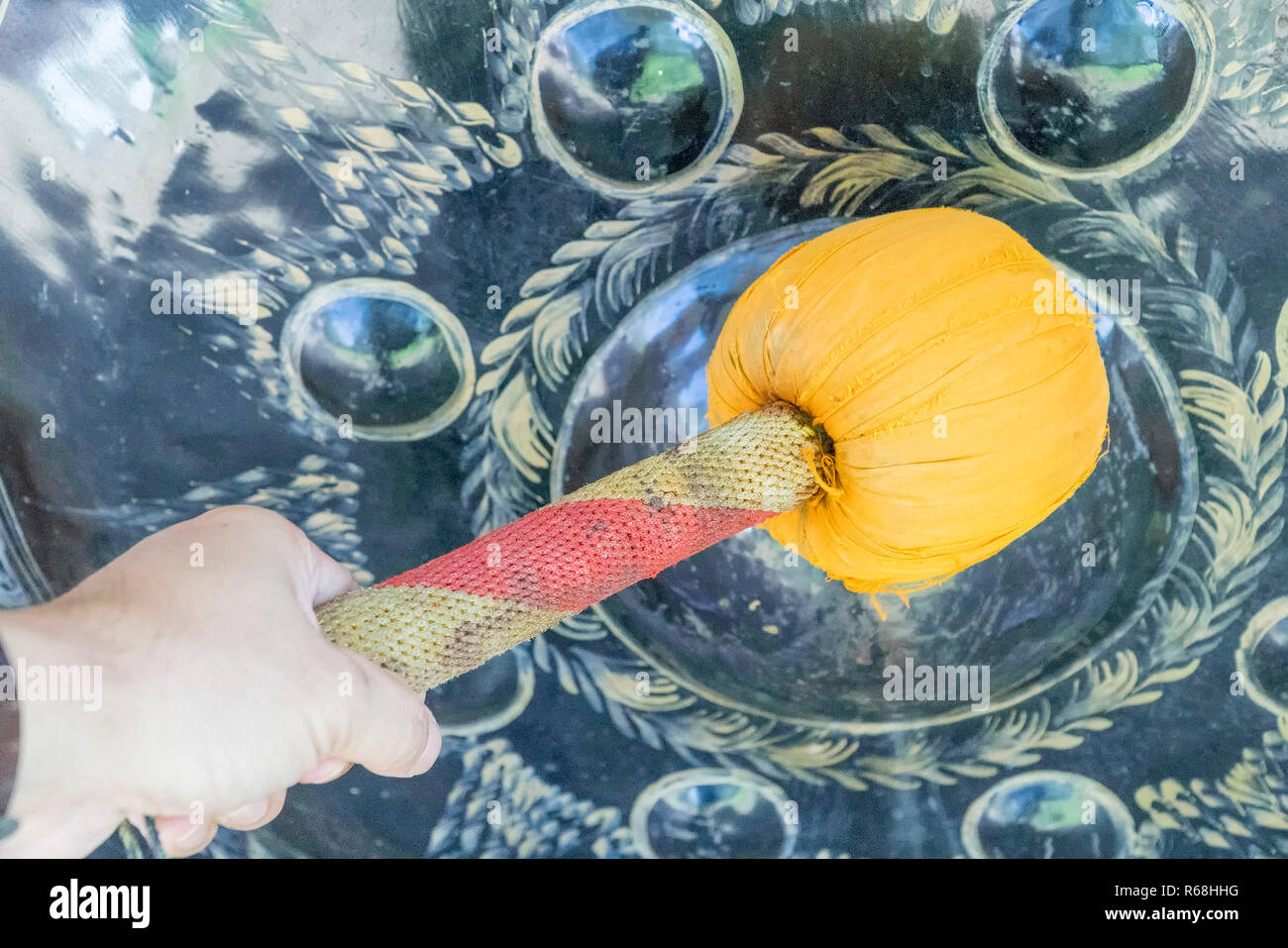 Bat der Große gong Schwarz mit Hand Stockfoto