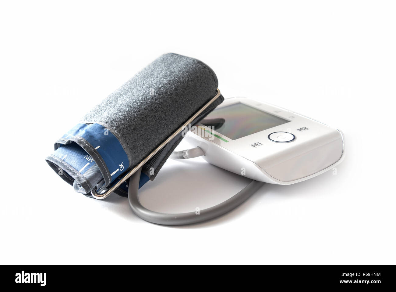 Blutdruck Messgerät mit Manschette und leere Digital Monitor an, Hypertonie und Pulse, auf einem weißen Hintergrund, Gesundheit und Medizin isoliert ausstatten Stockfoto