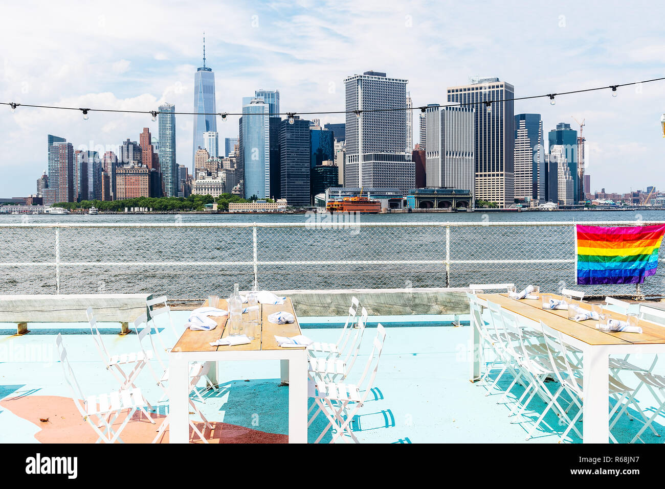 Blick auf die Skyline von Downtown von Manhattan von der Promenade von Governors Island im Sommer Stockfoto